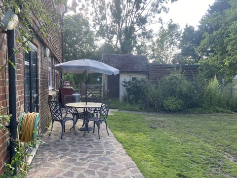 The Annexe@Woodland Outdoor Patio/Dining Area with Table, Chairs & Parasol
