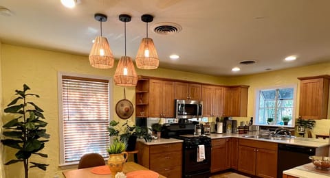 Full Kitchen & Dining Area