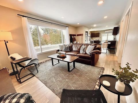 Stay at the cozy Roslyn retreat