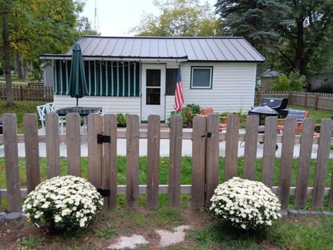 Large fenced in yard! Park in front of cottage. 