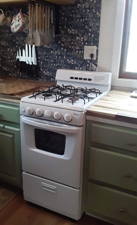 Gas stove! 
Pots and pans here!