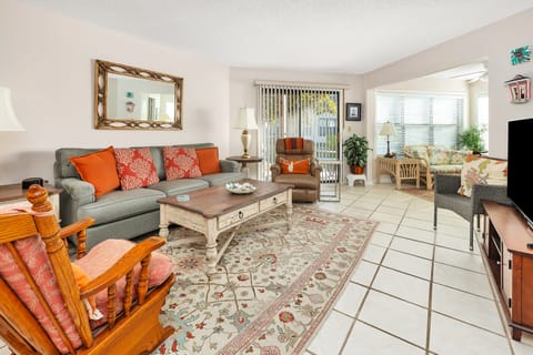 Harbour Oaks 121 - Living Room
