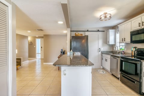 Fully equipped kitchen with full size appliances.