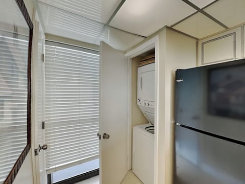 Kitchen - Laundry Closet - Washer/Dryer