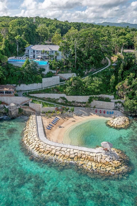 Lush greenery, Caribbean turquoise: Aquamarina Villa.