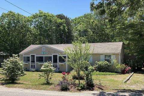 Newly renovated, 4bd/2 ba, fire pit, a/c, walk to the beach