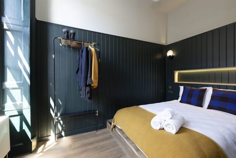 Studio with bed and kitchen