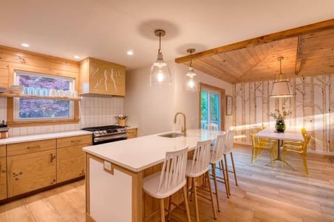 Well equipped kitchen with room for several cooks and 5 spectators!