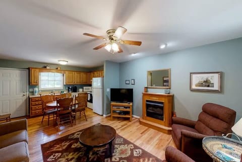Living room & kitchen 