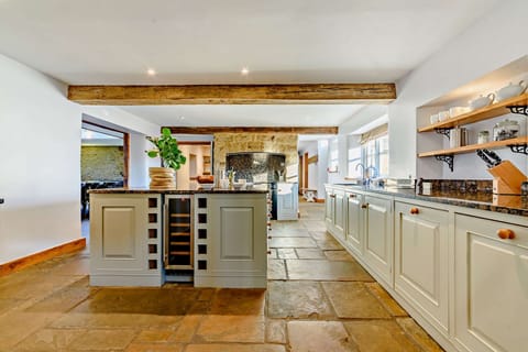 Stonewell Farmhouse Kitchen  - StayCotswold