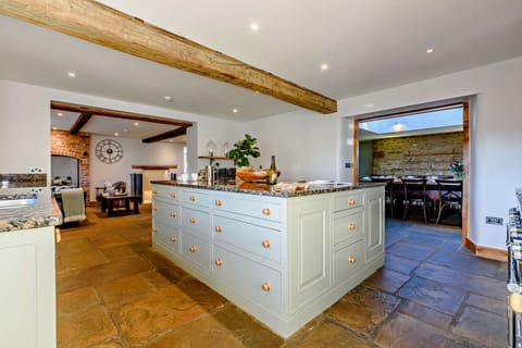 Stonewell Farmhouse Kitchen - StayCotswold