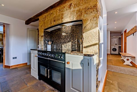 Stonewell Farmhouse Kitchen - StayCotswold