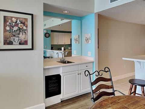 Dining Area - Wet Bar