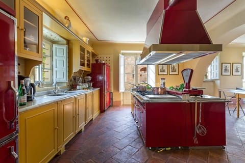 Spacious, traditional kitchen