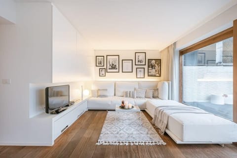 Serene living room with tv, warm tones and soft textiles 🌿
