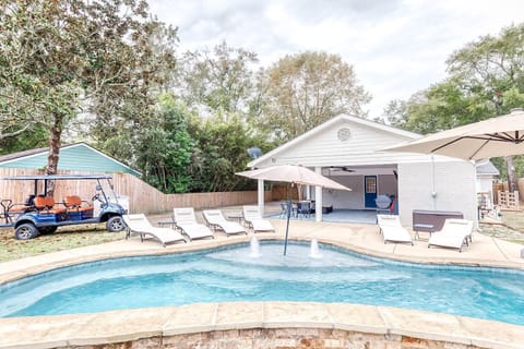 Gorgeous outdoor area with Heated pool option, 4 pool loungers, & tanning ledge