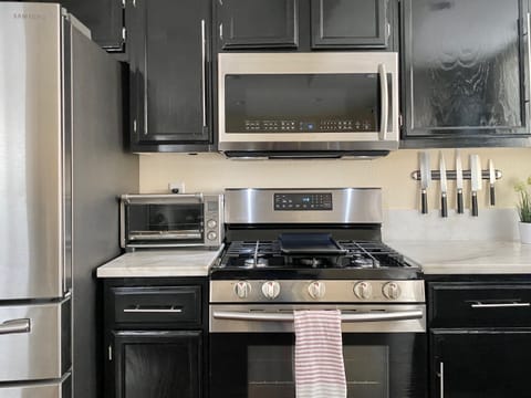 Whether it's breakfast for two or dinner for a group, this kitchen is ready for it all.