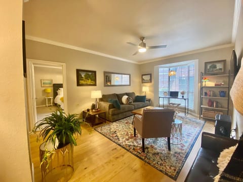 Style and comfort! High ceilings, hardwood floors, new furnishings.
