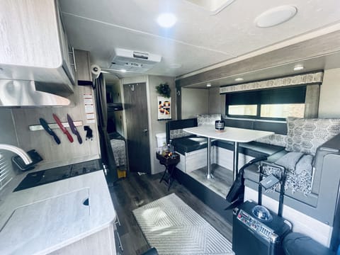 Brand New Karaoke Camper 2022- Sleeps 7/8, or 5 adults comfortably!! 