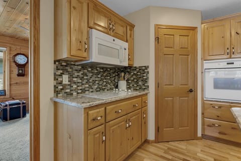 Ceramic cooktop/microwave, wall oven and pantry