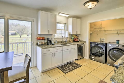 Kitchen | Cooking Basics | Spices | Paper Towels/Trash Bags Provided