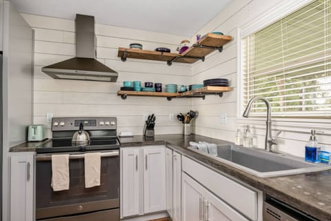 This rental is close to the Willamette Valley and it's abundant farm land. Spend a day exploring the area and get some produce for a delicious meal.