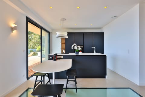 Fully-equipped kitchen open onto the terrace. Apartment 4.
Non-contractual photo