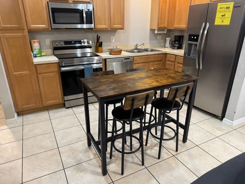 fully equipped kitchen with bar
