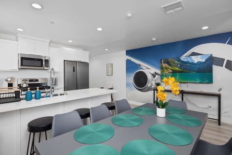 Dinning Table with table matts