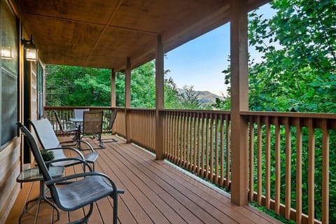 Beautiful wooded and partial Fall mountain views!
