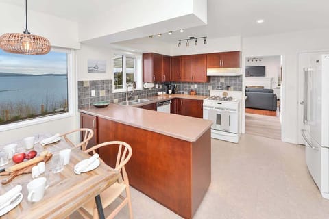 Fully equipped kitchen for the chef in your group.