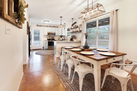 Dining 8 at table, 2 at bar or outdoor picnic table!