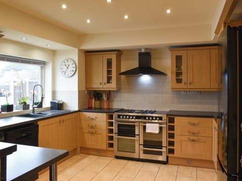 Kitchen/diner | Redcot Holiday Bungalow, Allostock, near Knutsford