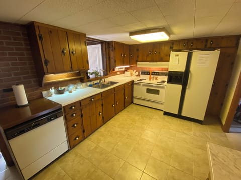 Large kitchen, with all needed cooking equipment in bottom of the stove.