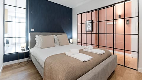 Bedroom surrounded by floor-to-ceiling glass and styled with elegant decorative pillows — a bright, design-forward retreat.

#bedroomdesign #naturallight #stylishstay #lovelystay
