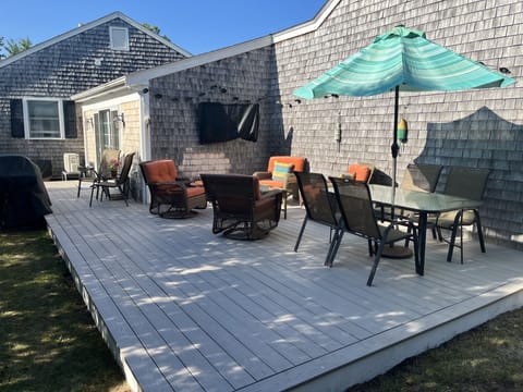 Spacious deck, great outdoor family time