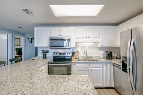 Fully stocked kitchen to meet all your needs!