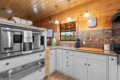 Cook like a pro with brand-new Viking gas appliances, providing top-of-the-line performance for every meal.
