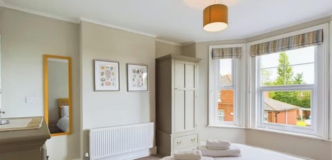 5ft king master bedroom.