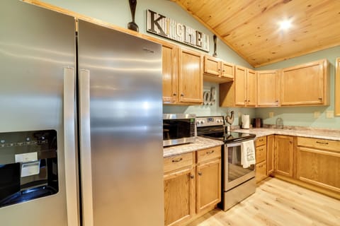 Kitchen | Ice Maker | Trash Bags & Paper Towels Provided