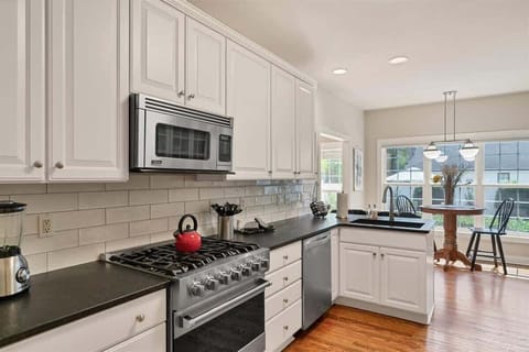 Wonderful kitchen for any family chef with a luxury Viking range and oven