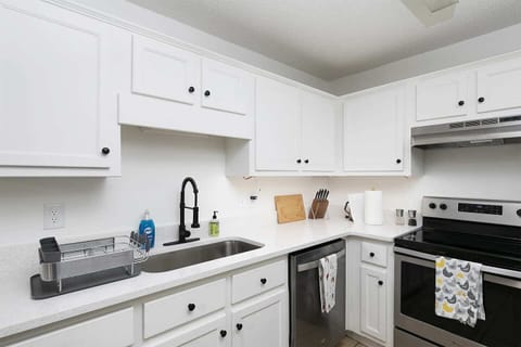 Our kitchen do have all the essentials you need, preparing meals for your family would be so convenient.