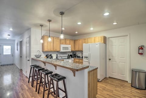 Kitchen | Trash Bags & Paper Towels Provided