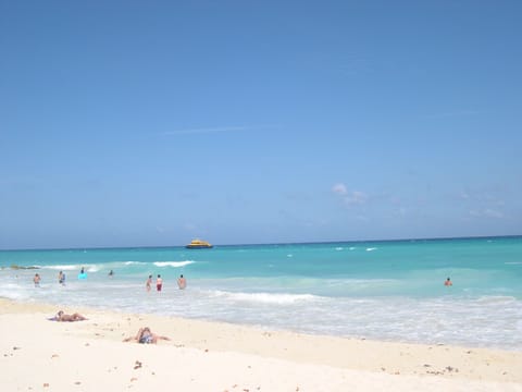 nuestra playa a 2min caminando 