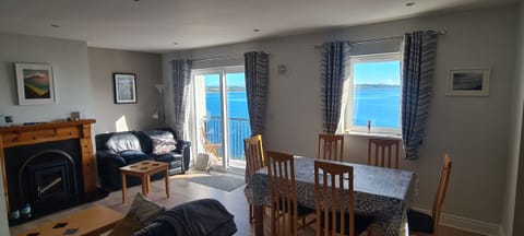 Ballycotton Holiday Apartment No 6, Seaside Holiday Accommodation Open plan dining area