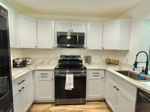 Full kitchen, spice rack, waffle breakfast & coffee provided