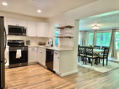 Full kitchen, spice rack, waffle breakfast & coffee provided