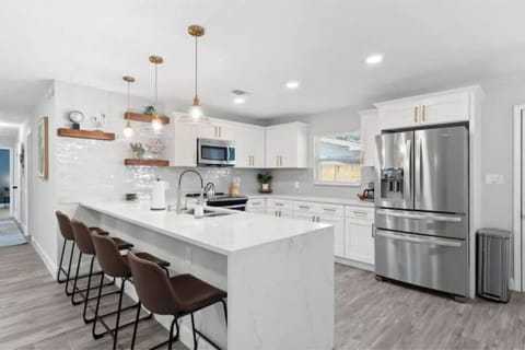 Seating for 4 guests at kitchen 