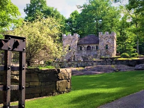 'The Castle Cottage'... an adorable mini-CASTLE overlooking Lake George!