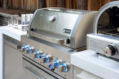 Mont Alpi 805 Grill: 6 burners, 304 steel, granite side cabinets.